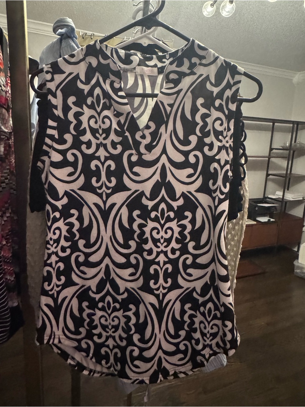 Alife Black and White V-Neck Sleeveless Patterned Camisole